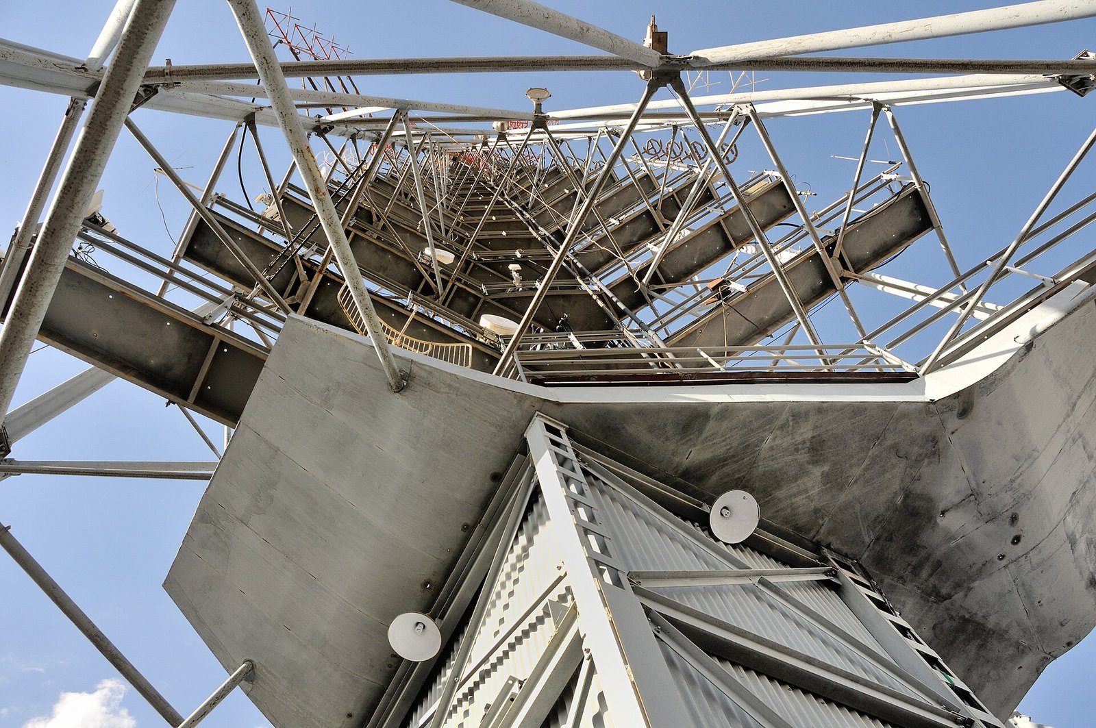 Estrutura e escadarias da Torre de TV de Brasília